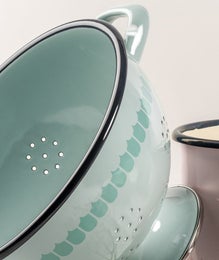 Vappu keitti&ouml;ss&auml; l&auml;vikk&ouml; jalalla | emaloitu hiiliter&auml;s | vihre&auml; | &Oslash; 20 cm