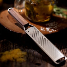 Microplane Zester raastin | mikroter&auml; | p&auml;hkin&auml;puu kahva | kapea | hieno