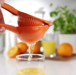 Ilsa appelsiinipuristin kahvoilla | pinnoitettu alumiini | &Oslash; 9 cm | oranssi