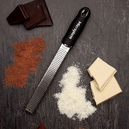 Microplane raastin | mikroter&auml; | soft touch kahva | hieno | pituus 32 cm | musta