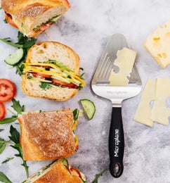 Microplane Professional juustoh&ouml;yl&auml; | silikonikahva | pituus 23,5 cm | musta